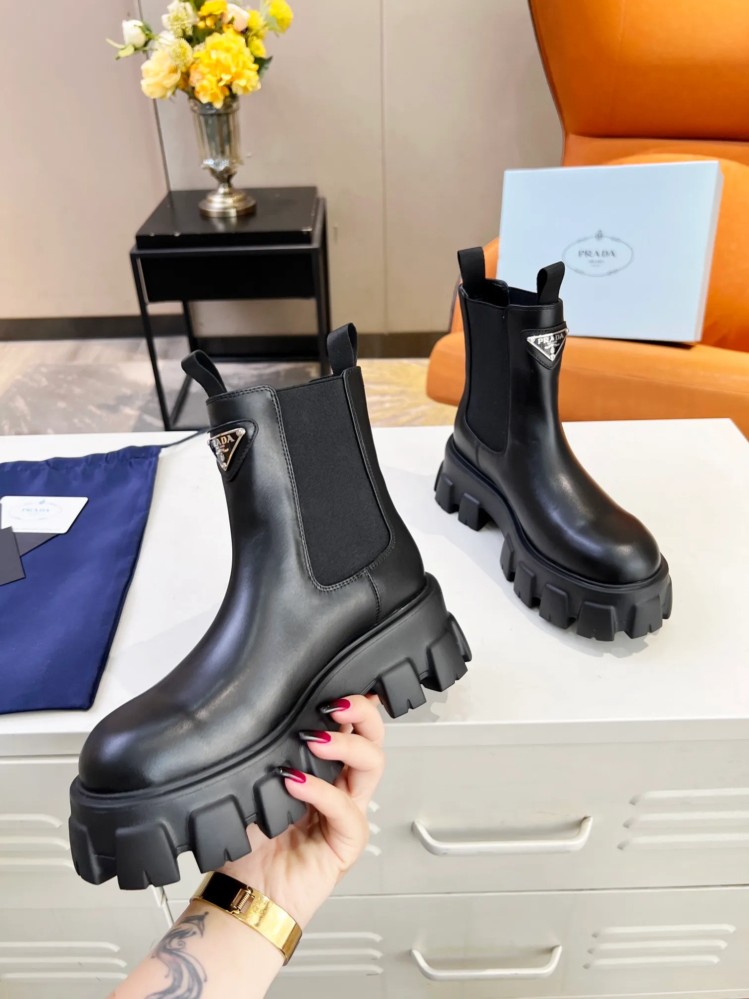 👟👟Ex-factory price 560👟👟 Top level🔝2023 SSS launches Prada short boots series🌲🌲 🆚🆚🆚 💥PRADA's early autumn and winter T-stage catwalk show is the same style as "Dreams never sleep". Prada can use it on important occasions. The fresh style has a little extravagant feeling, and it is perfect on the feet. 💃💃Wear it with these shoes. Elegant, crystal clear, and various accessories and materials are exclusively customized one-to-one, so that there is no distance from the original version. The entire series is a combination of exciting and unexpected elements, allowing you to appreciate the ever-changing style of the Prada girl. 1⃣ Upper: imported calfskin, 2⃣ Lining: imported sheepskin lining 3⃣ Outsole: Italian original TPU foam outsole, available in 5 colors, code number 35-41